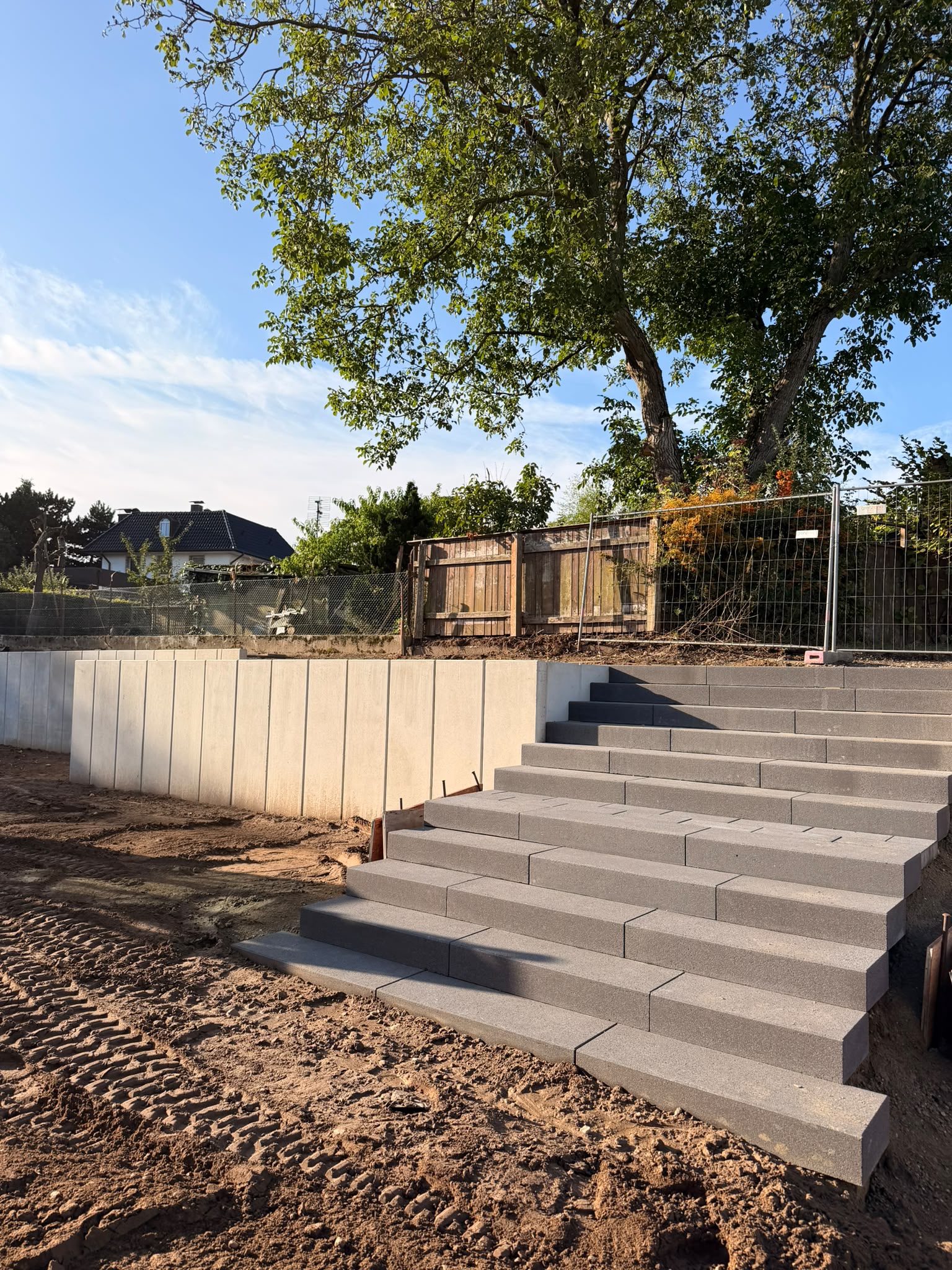 Steintreppe mit Stützmauer am Hang